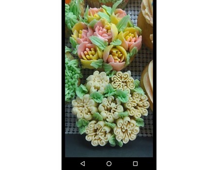 Cupcake decorated with Russian flowers